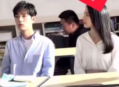 ​肖战“上课照”被疯传，却被一旁的小姐姐抢镜，像是在拍偶像剧