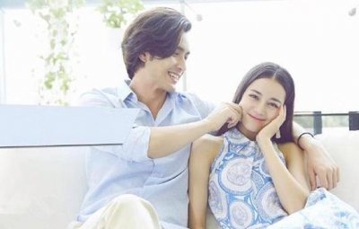 ​迪丽热巴昔日拍写真，趴高伟光肩上偷笑，戴墨镜逛街霸气十足