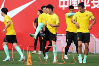 ​日本球迷声援国足：中国队加油，踢哭韩国人，让他们闭上臭嘴！