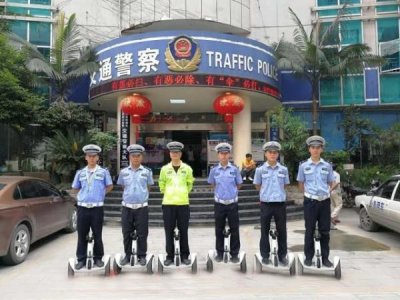 ​盐津脚踩“风火轮”的交警，火了