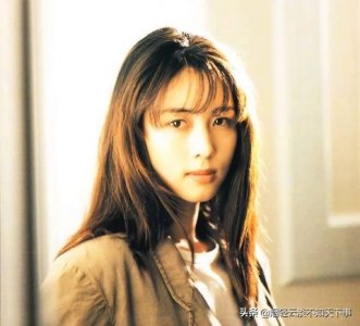 ​坂井泉水看镜头的照片（一）