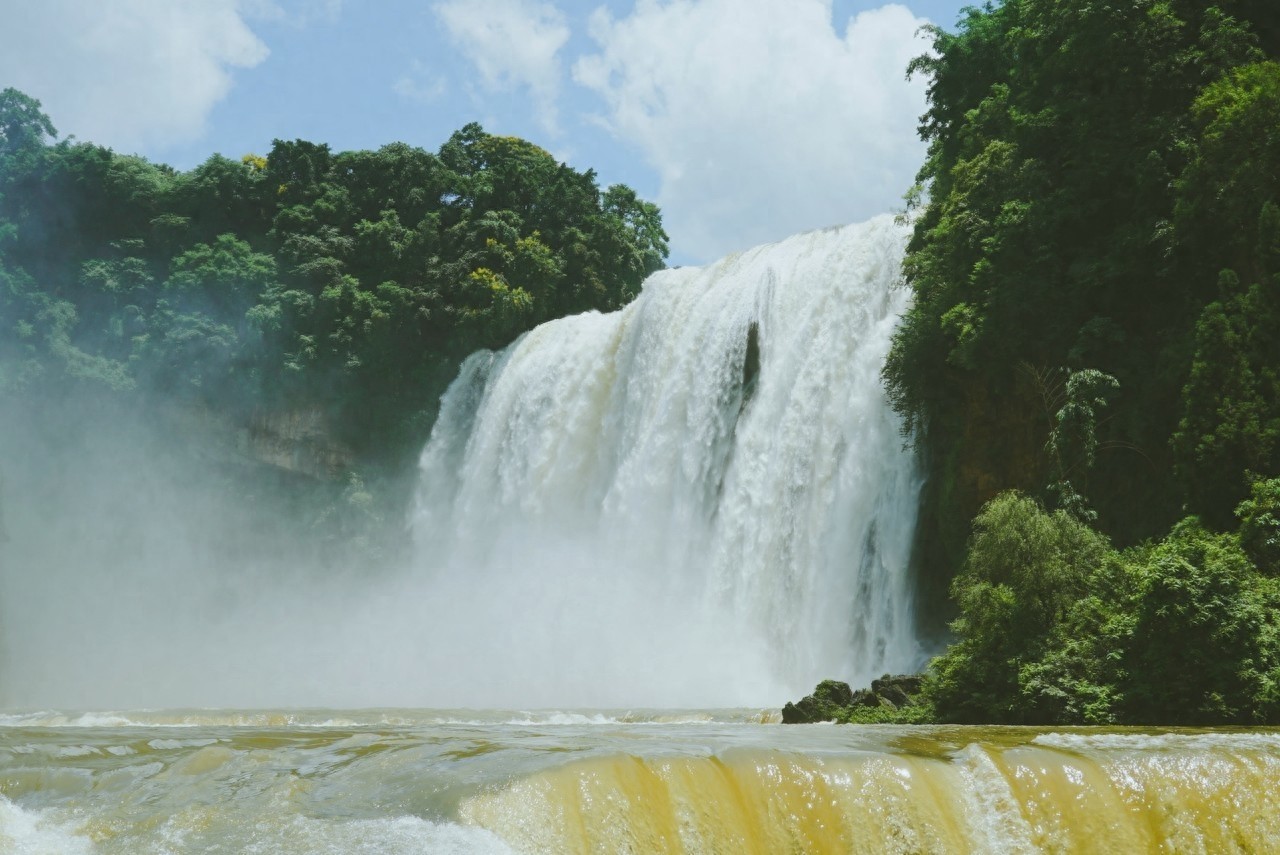 花果山位于连云港市南云台山中麓，也因《西游记》得名