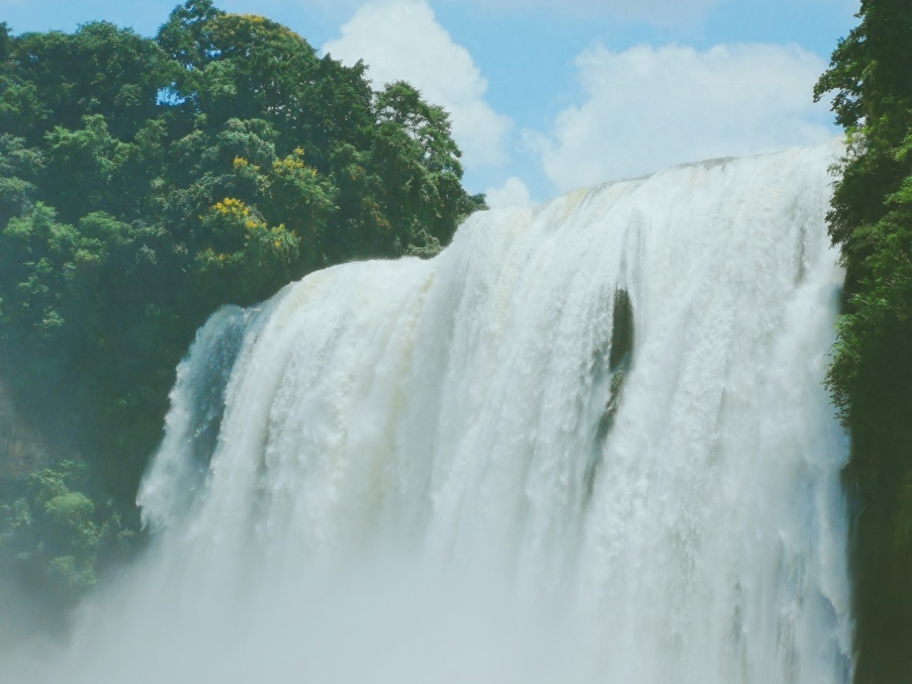 花果山位于连云港市南云台山中麓，也因《西游记》得名