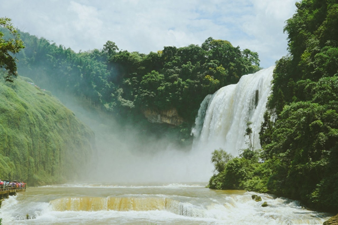花果山位于连云港市南云台山中麓，也因《西游记》得名