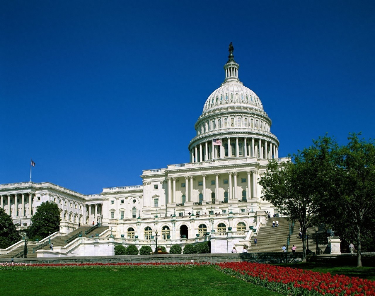 美国国会大厦是美国国会所在地，是美国的心脏建筑