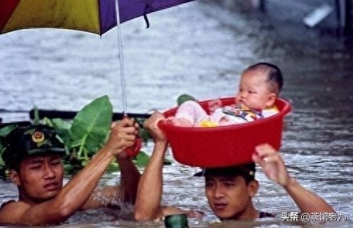 珍贵照片 98抗洪图集看的泪崩,致敬子弟兵