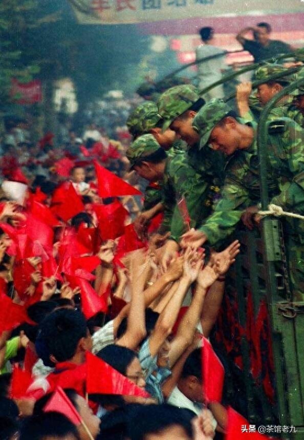 珍贵照片 98抗洪图集看的泪崩,致敬子弟兵