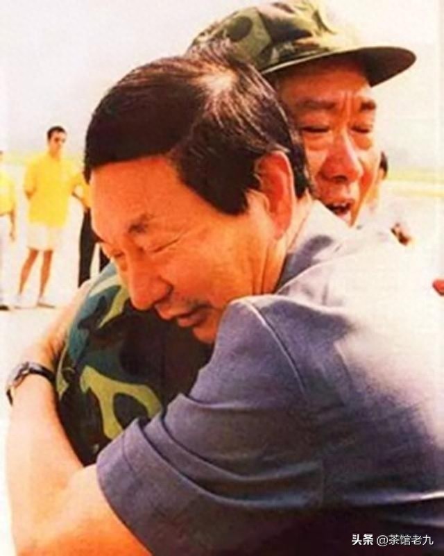 珍贵照片 98抗洪图集看的泪崩,致敬子弟兵