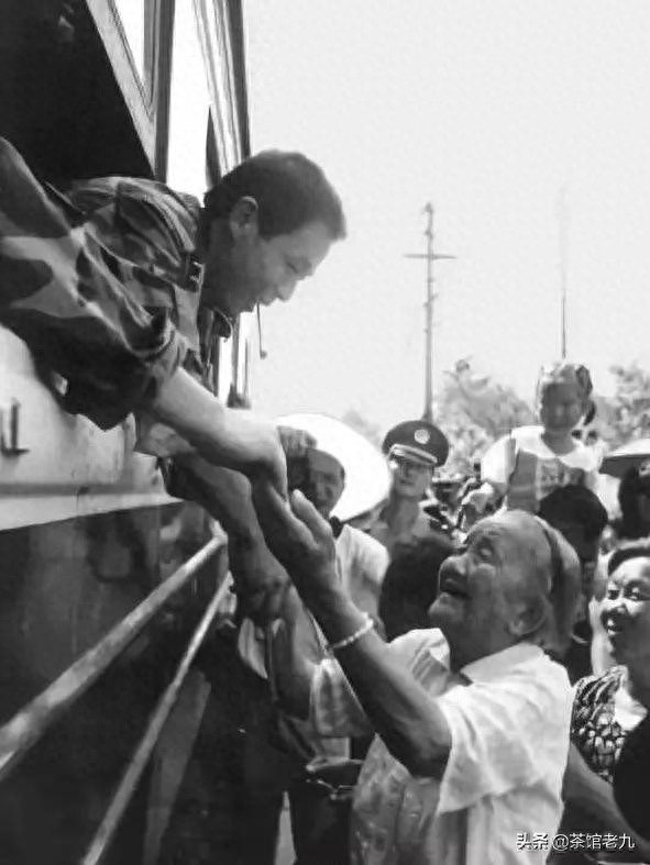 珍贵照片 98抗洪图集看的泪崩,致敬子弟兵