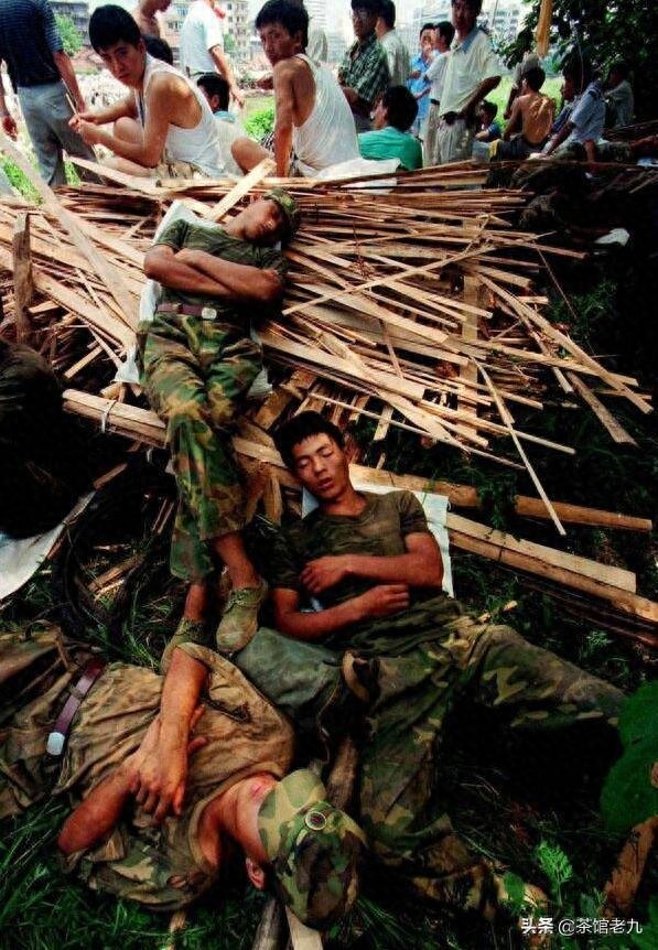 珍贵照片 98抗洪图集看的泪崩,致敬子弟兵