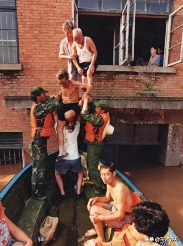 珍贵照片 98抗洪图集看的泪崩,致敬子弟兵