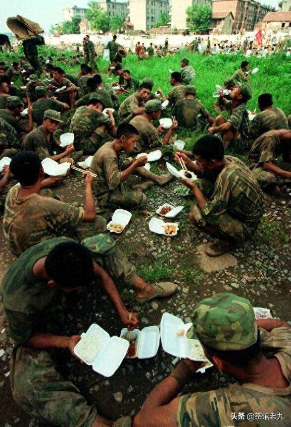 珍贵照片 98抗洪图集看的泪崩,致敬子弟兵