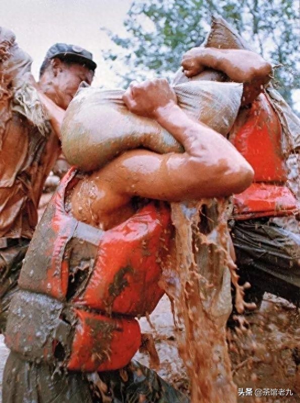 珍贵照片 98抗洪图集看的泪崩,致敬子弟兵