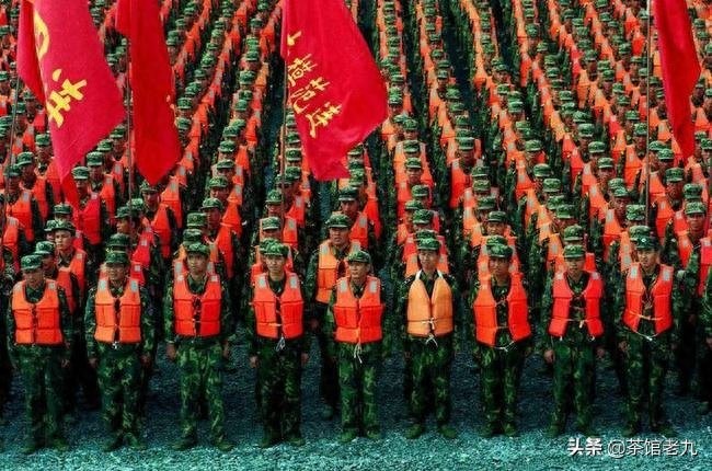 珍贵照片 98抗洪图集看的泪崩,致敬子弟兵