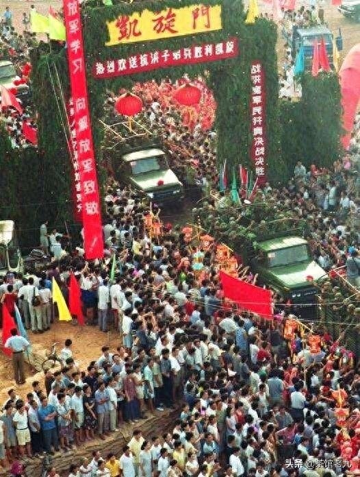 珍贵照片 98抗洪图集看的泪崩,致敬子弟兵