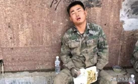 珍贵照片 98抗洪图集看的泪崩,致敬子弟兵