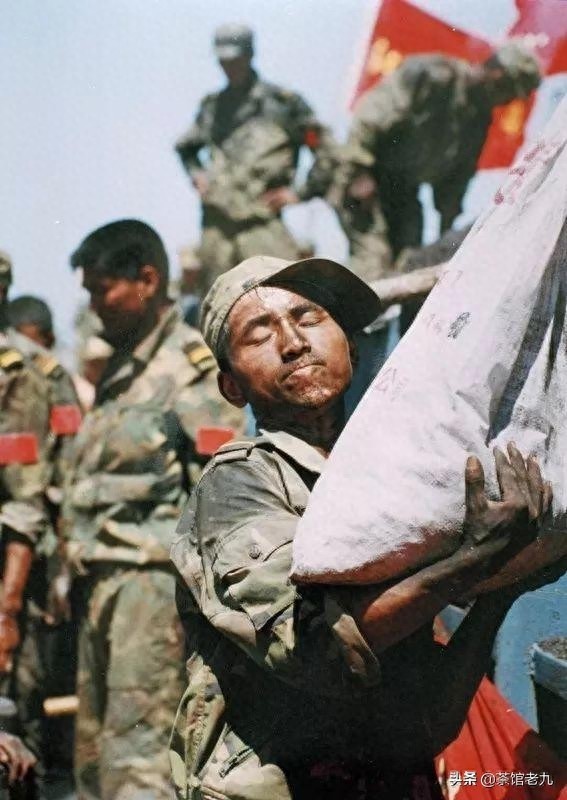 珍贵照片 98抗洪图集看的泪崩,致敬子弟兵