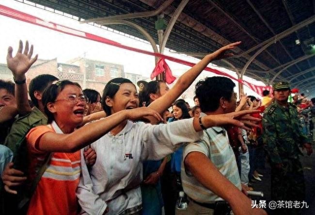 珍贵照片 98抗洪图集看的泪崩,致敬子弟兵