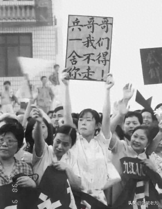 珍贵照片 98抗洪图集看的泪崩,致敬子弟兵