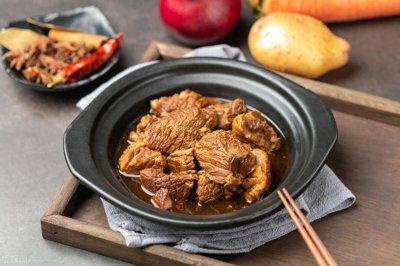 ​才知道，煮牛肉时放这几样调料，1小时煮好软烂鲜香，还没腥味