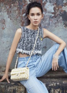 ​卢靖姗婚后放飞自我，穿着抹胸内衣就出门，胯大腿粗看不出有168