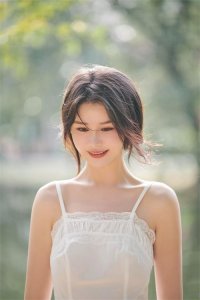 ​邱意浓一身白色裙子好性感，清纯唯美，魅力十足