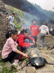 ​重庆小学生背锅春游引家长吵翻天：该夸还是太危险？