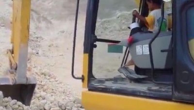 ​几岁的孩子开挖掘机操作熟练，网友：你家人教你的吗？