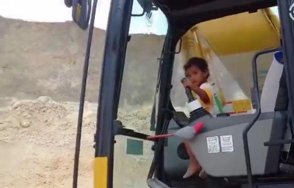 几岁的孩子开挖掘机操作熟练,网友:你家人教你的吗?
