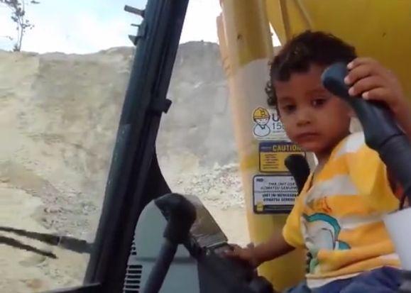 几岁的孩子开挖掘机操作熟练,网友:你家人教你的吗?