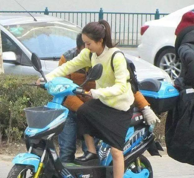 身价过亿的颖宝,不开豪车,不买豪宅,出门穿80块衣服骑电动车