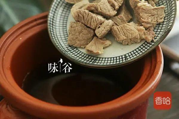 炖牛肉用热水还是凉水,很多人做错了,30年老厨师告诉您正确步骤