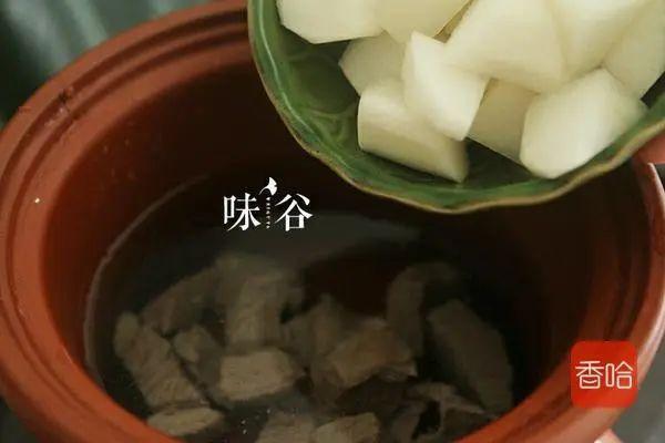 炖牛肉用热水还是凉水,很多人做错了,30年老厨师告诉您正确步骤