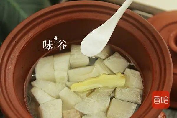 炖牛肉用热水还是凉水,很多人做错了,30年老厨师告诉您正确步骤