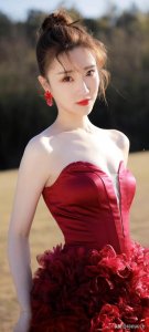 ​“牛奶皮肤”张纯烨，看起来又纯又野，妩媚容颜直击心神，太绝了