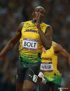 ​博尔特踢球？从田径传奇到退役生活的变迁