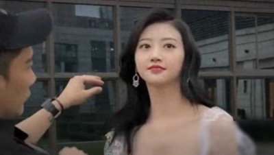 ​景甜撩人新高度！薄纱裙惊艳亮相，低头瞬间粉丝疯狂截屏珍藏！