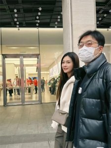 ​杜海涛沈梦辰甜蜜牵手逛街，恩爱互动引爆眼球！