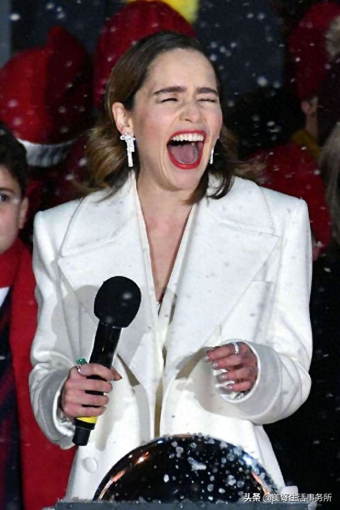 龙妈开怀大笑，释出新一轮表情包