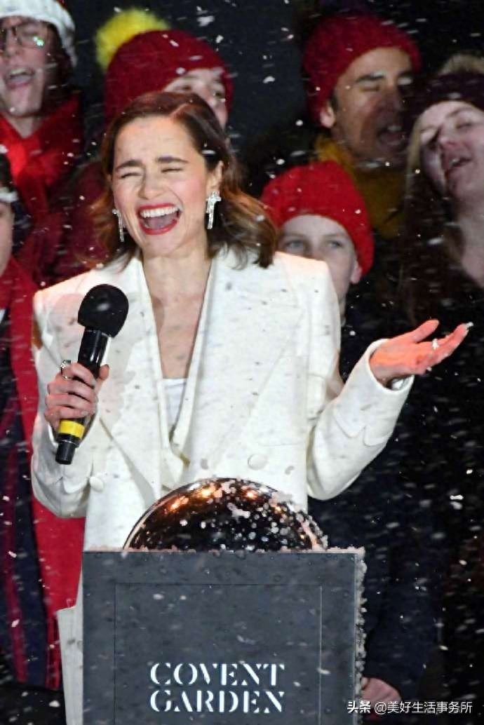 龙妈开怀大笑，释出新一轮表情包